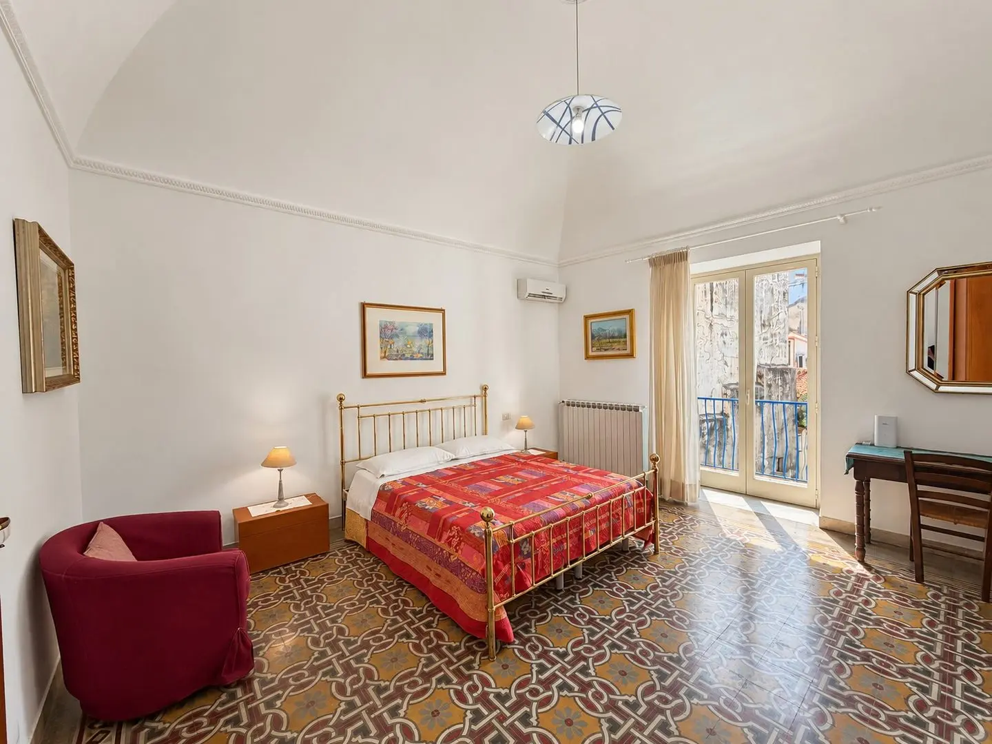 Camera matrimoniale con letto in ottone e portafinestra, Casa del Duomo a Cefalù