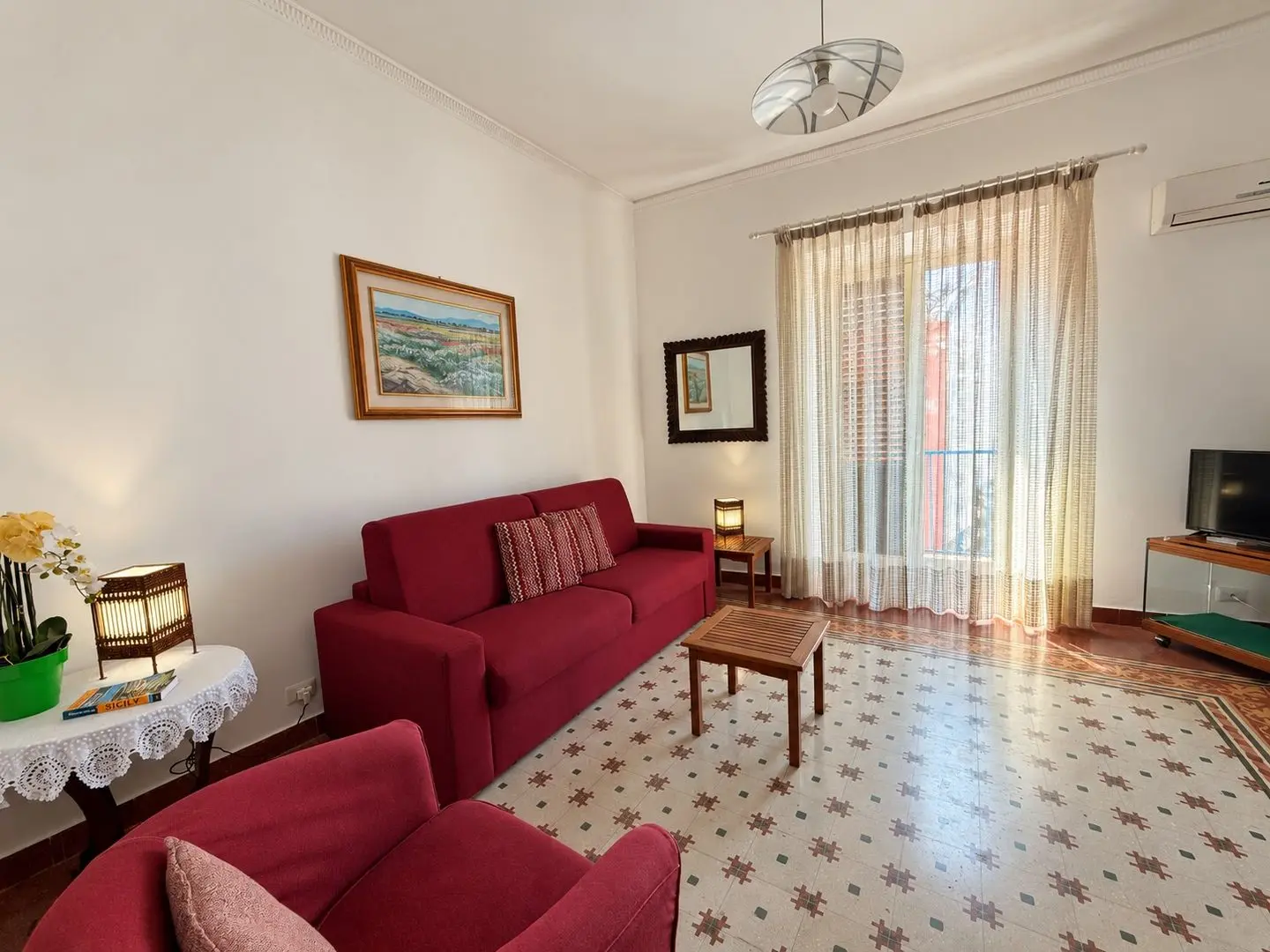 Soggiorno con poltrone e TV, Casa del Duomo a Cefalù