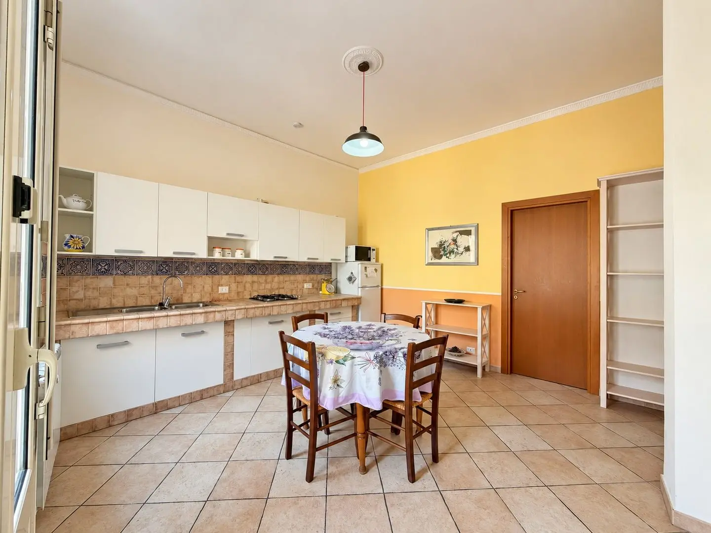 Cucina con frigorifero e tavolo, Casa del Duomo a Cefalù