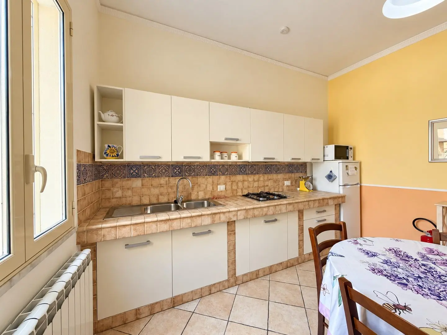 Piano di lavoro con maioliche, Casa del Duomo a Cefalù