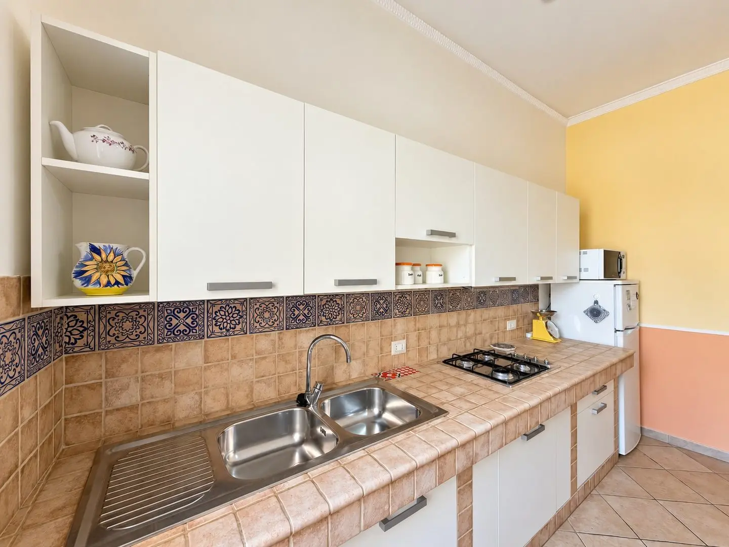 Lavello doppio e piano cottura a gas, Casa del Duomo a Cefalù