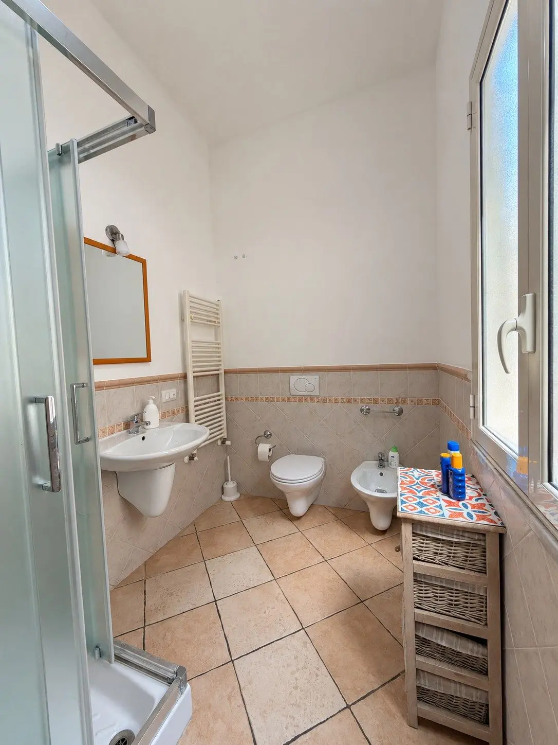 Bagno con lavabo e sanitari sospesi, Casa del Duomo a Cefalù