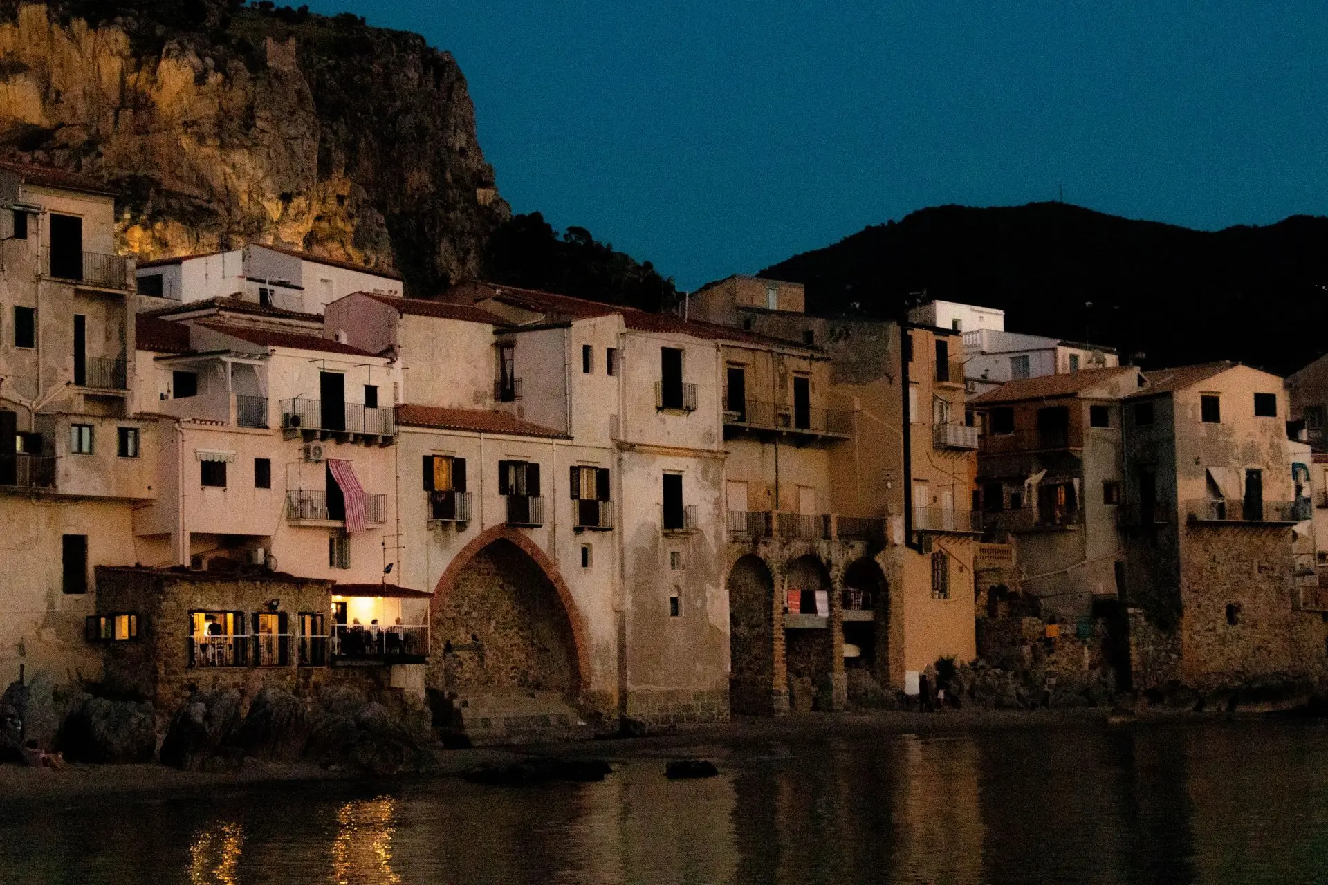 El paseo marítimo de Cefalù al anochecer