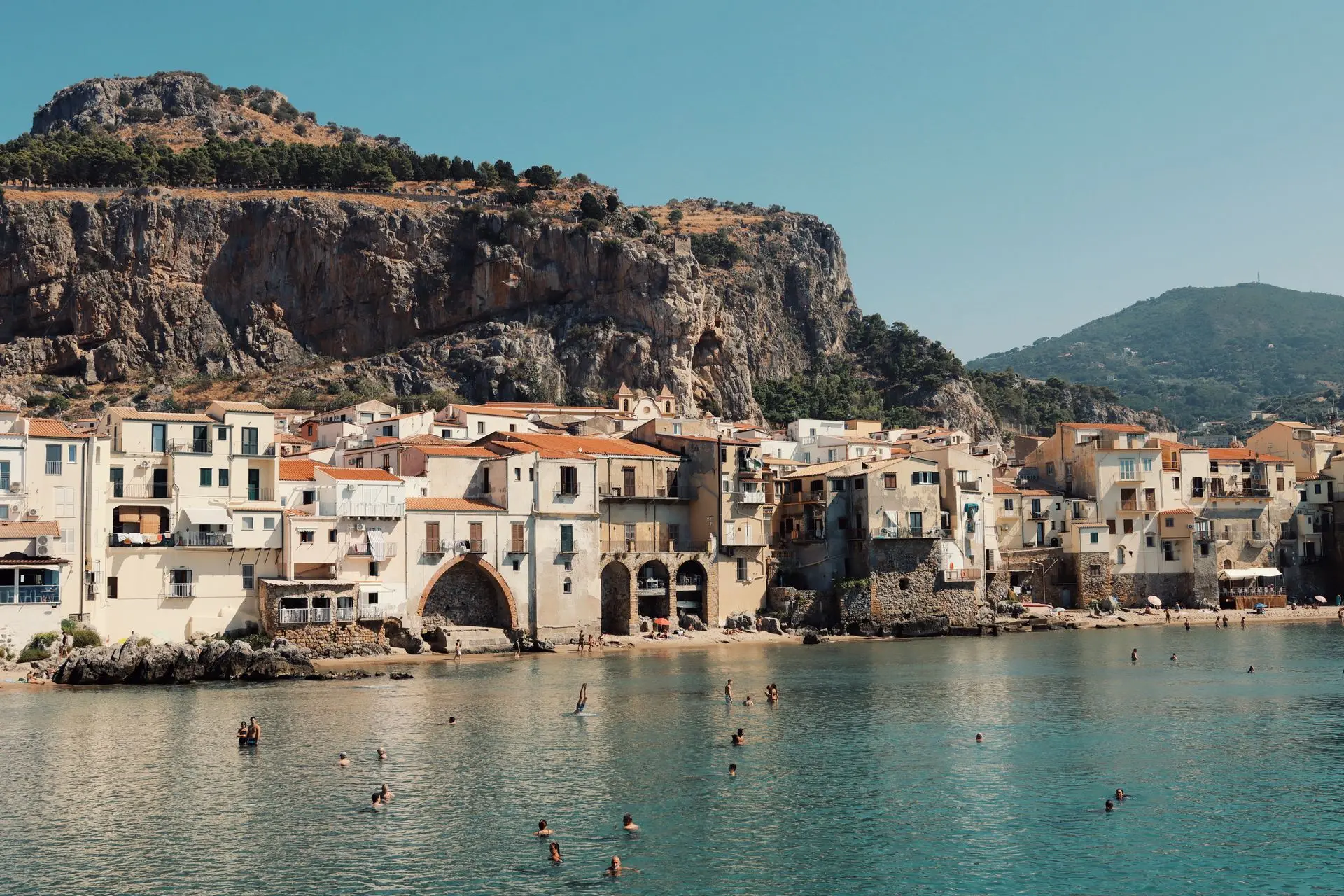 Las casas frente al mar del casco antiguo de Cefalù