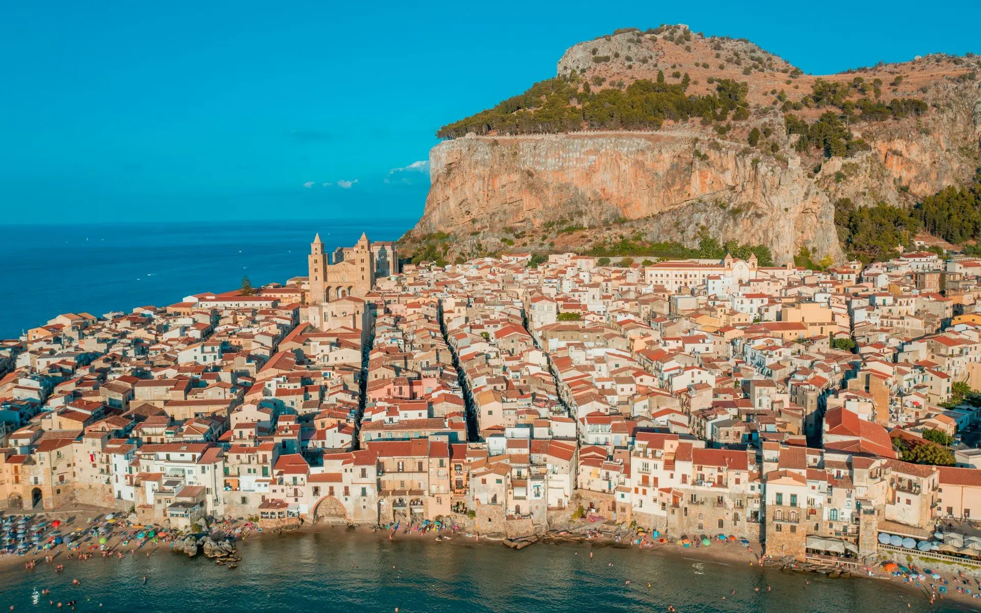 El casco antiguo de Cefalù desde lo alto, entre la Rocca y la playa