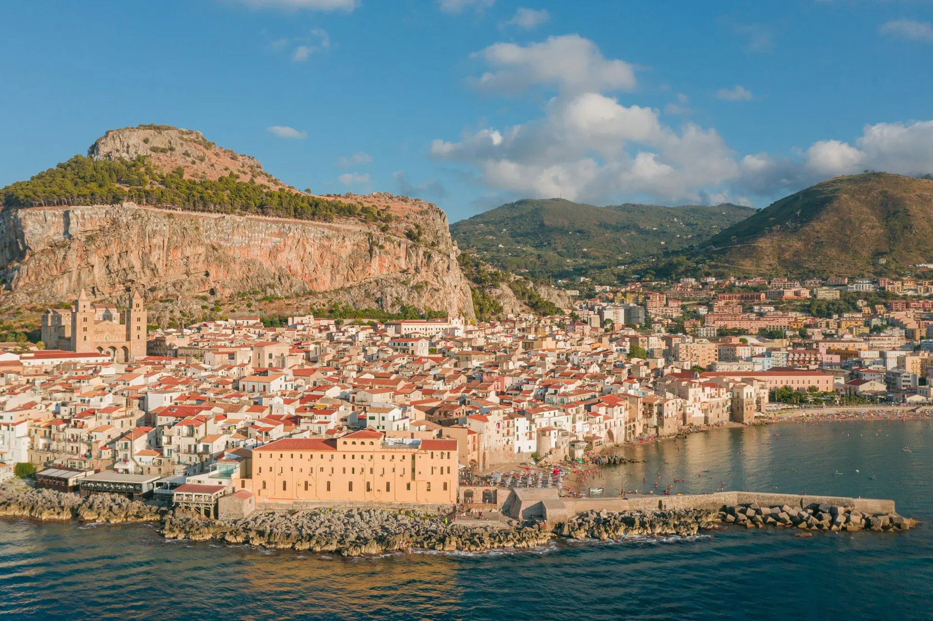 El casco antiguo de Cefalù junto al mar, con la Rocca y la catedral