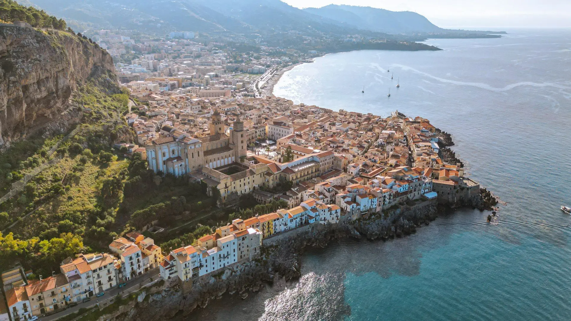La costa y el casco antiguo de Cefalù desde lo alto