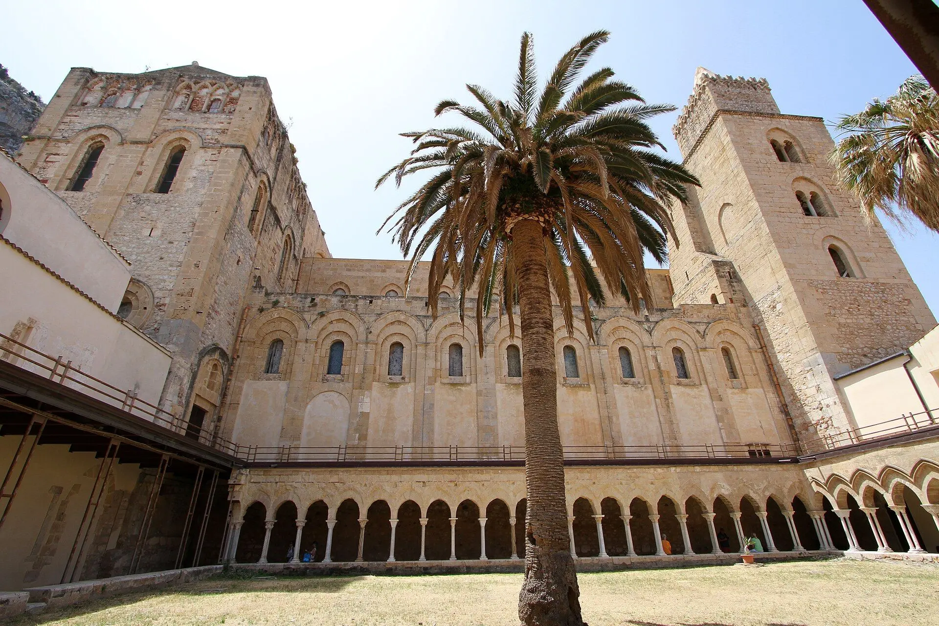La catedral de Cefalù vista desde el claustro
