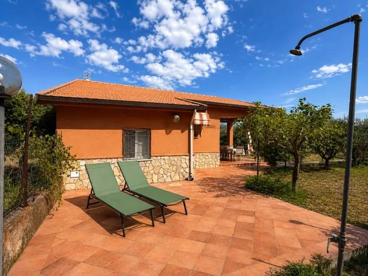Terrazzo con lettini e doccia esterna, Villa dei Limoni a Cefalù