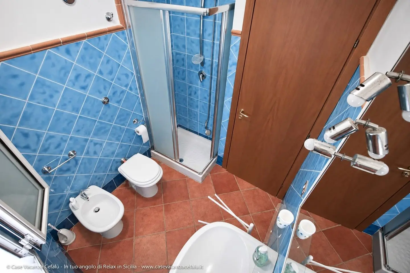 Bagno con doccia e sanitari, Villa dei Limoni a Cefalù