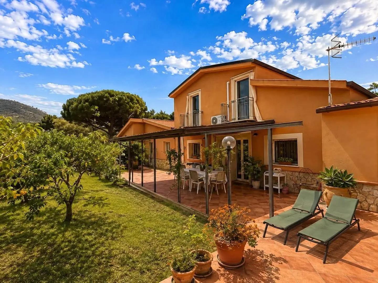 Villa dei Mandarini entre los cítricos, con césped y tumbonas, Villa dei Mandarini, Cefalù