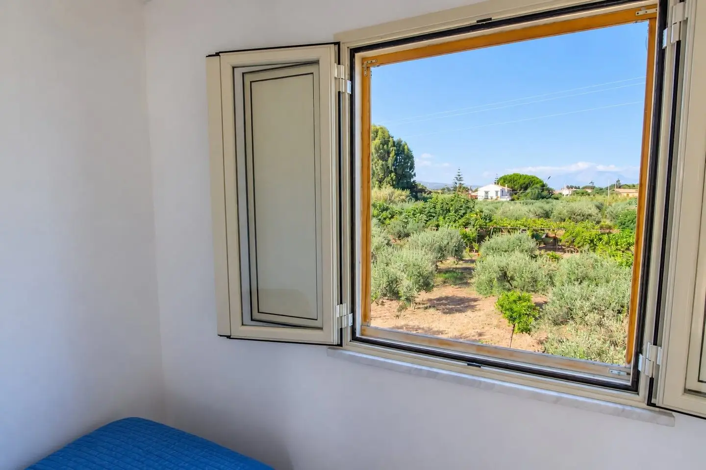 Blick aus dem Fenster auf die Landschaft und das Meer, Villa dei Mandarini, Cefalù