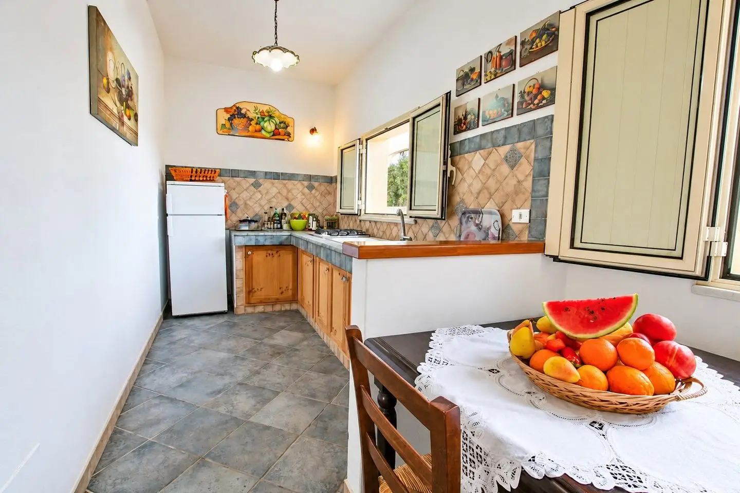 Wohnküche mit Kühlschrank, Villa dei Mandarini, Cefalù