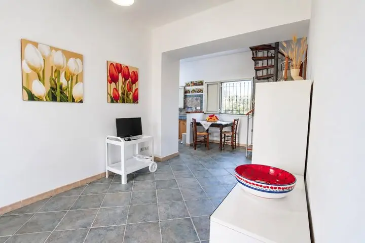 Wohnzimmer mit TV und Essbereich, Villa dei Mandarini, Cefalù