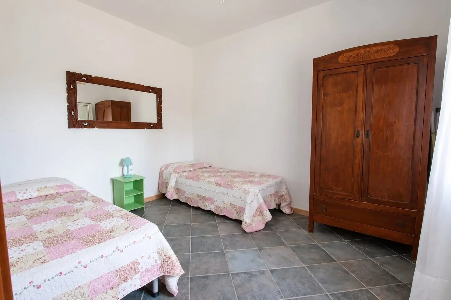 Schlafzimmer mit Einzelbetten und antikem Kleiderschrank, Villa dei Mandarini, Cefalù