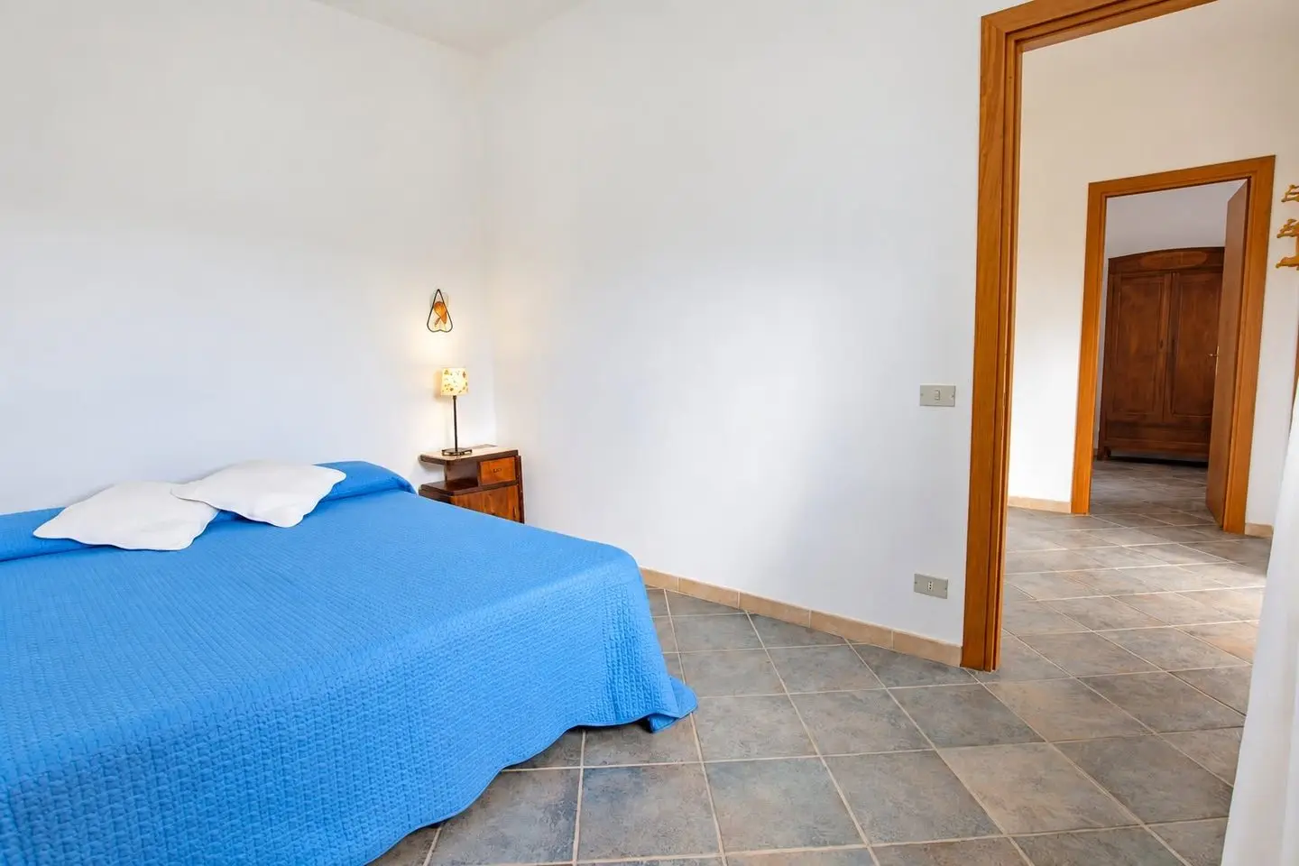 Doppelzimmer mit blauer Tagesdecke, Villa dei Mandarini, Cefalù