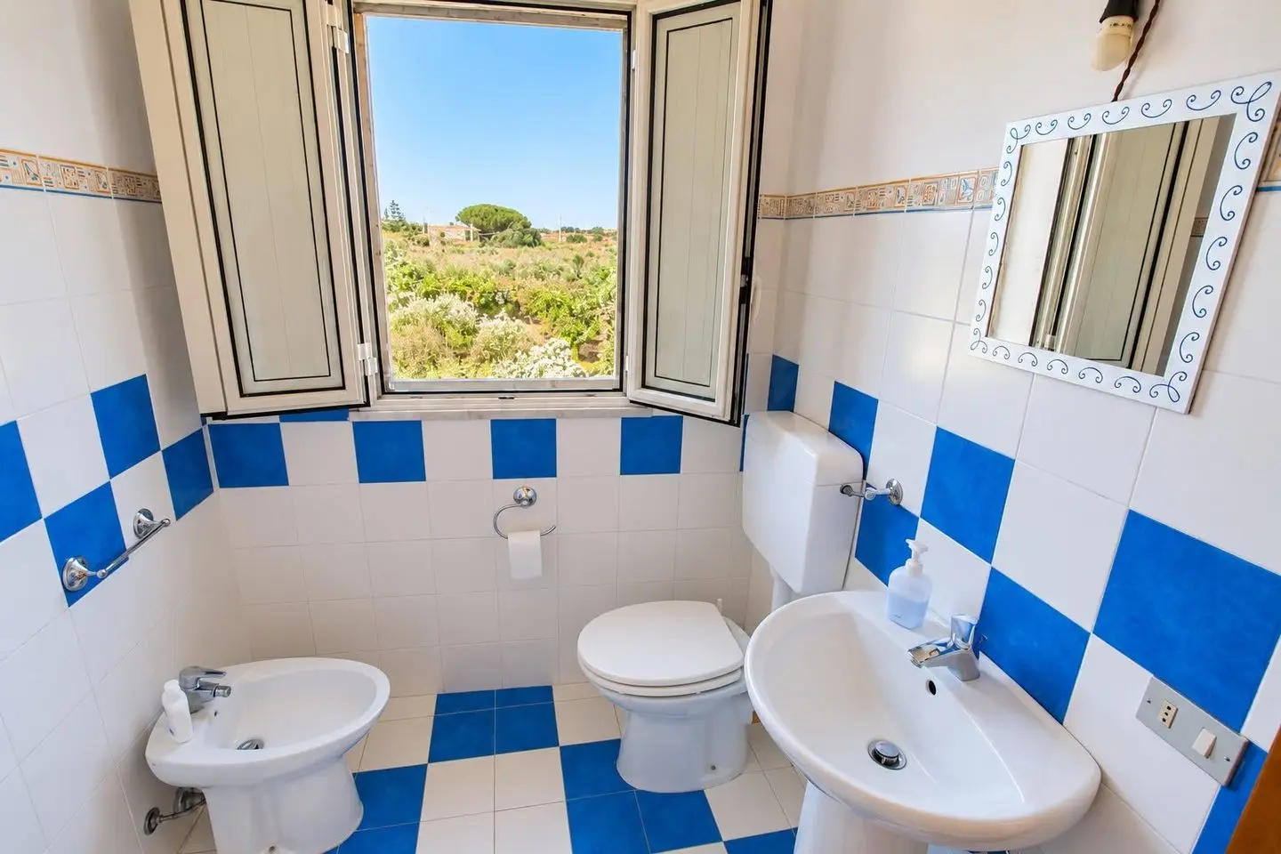 Bad mit Fenster ins Grüne, Villa dei Mandarini, Cefalù