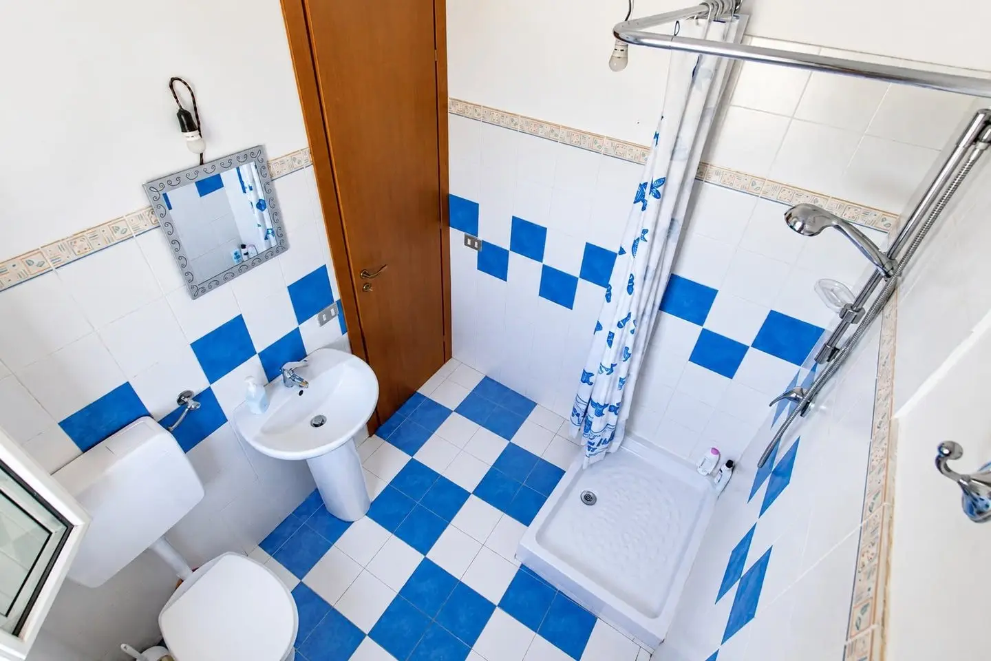 Bad mit Dusche, Villa dei Mandarini, Cefalù