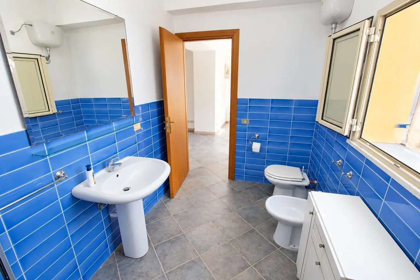 Bad mit Waschbecken und Bidet, Villa dei Mandarini, Cefalù