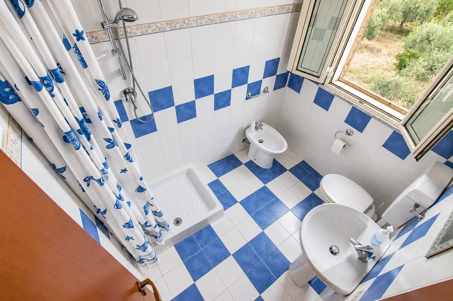 Bad mit Dusche und Fenster, Villa dei Mandarini, Cefalù